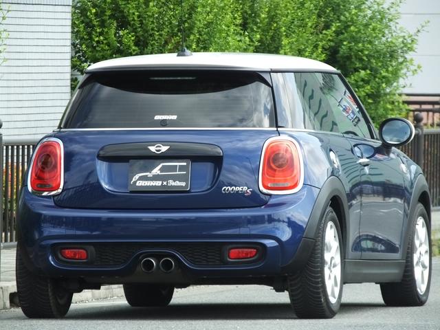 ＭＩＮＩ クーパーＳ　リアワイパーレス・ＧＩＯＭＩＣ製ワイパーホールキャップ・１６インチアルミホイール・可倒式アームレスト・ホワイトサイドミラーカバー・ホワイトルーフ・前後ドラレコ・ロングアンテナ・ＥＴＣ（8枚目）