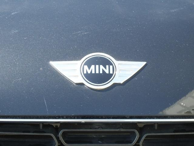 ＭＩＮＩ クーパーＳ　クロスオーバー　６ＭＴ・５人乗り・ブラックルーフ・ブラックサイドミラーカバー・ｃａｒｒｏｚｚｅｒｉａ製ナビ・可倒式アームレスト・１６インチブラックアルミホイール・ブルーステッチ・メッキルームミラーカバー・ＥＴＣ（26枚目）