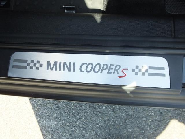 ＭＩＮＩ クーパーＳ　クロスオーバー　６ＭＴ・５人乗り・ブラックルーフ・ブラックサイドミラーカバー・ｃａｒｒｏｚｚｅｒｉａ製ナビ・可倒式アームレスト・１６インチブラックアルミホイール・ブルーステッチ・メッキルームミラーカバー・ＥＴＣ（39枚目）