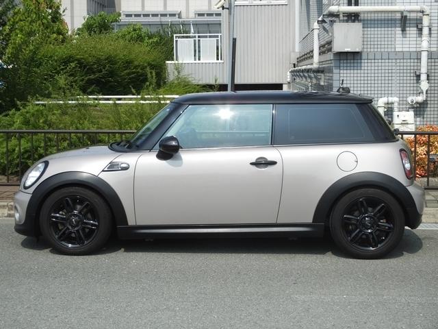 ＭＩＮＩ クーパー　ベーカーストリート　弊社ユーザー様買取・特別限定仕様車・専用ボディーカラー・専用装備品・ＰＯＤＩＵＭ製ダウンサス・ブラックヘッドライト＆テールランプリング・可倒式アームレスト・１６ｉｎＡＷ・ショートアンテナ・ＥＴＣ（2枚目）