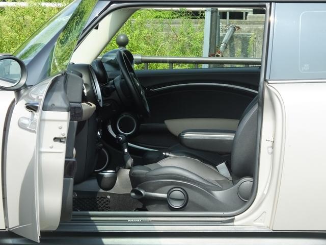 ＭＩＮＩ クーパー　ベーカーストリート　弊社ユーザー様買取・特別限定仕様車・専用ボディーカラー・専用装備品・ＰＯＤＩＵＭ製ダウンサス・ブラックヘッドライト＆テールランプリング・可倒式アームレスト・１６ｉｎＡＷ・ショートアンテナ・ＥＴＣ（4枚目）