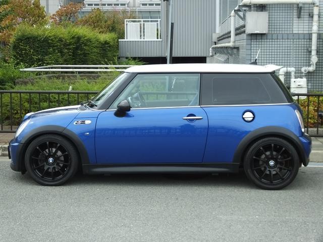 ＭＩＮＩ クーパーＳ　弊社ユーザー様買取・クロノメーターＰＫＧ・６ＭＴ・ＣＡＢＡＮＡ製シートカバー・地デジナビ・バックカメラ・ＭＯＭＯシフトノブ＆サイドブレーキブリップ・１７ｉｎブラックＡＷ・ビックエアスクープ・ＥＴＣ（2枚目）