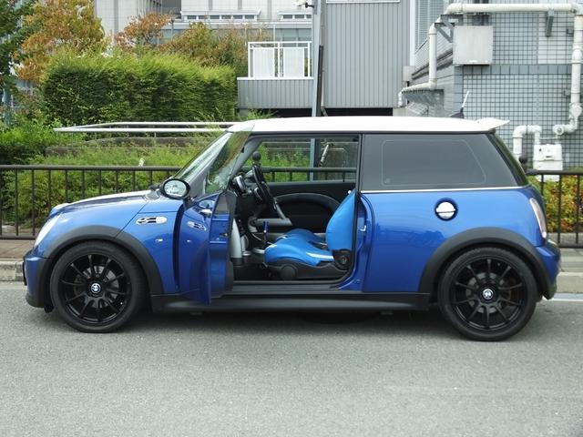 ＭＩＮＩ クーパーＳ　弊社ユーザー様買取・クロノメーターＰＫＧ・６ＭＴ・ＣＡＢＡＮＡ製シートカバー・地デジナビ・バックカメラ・ＭＯＭＯシフトノブ＆サイドブレーキブリップ・１７ｉｎブラックＡＷ・ビックエアスクープ・ＥＴＣ（3枚目）