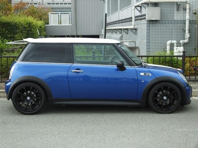 ＭＩＮＩ クーパーＳ　弊社ユーザー様買取・クロノメーターＰＫＧ・６ＭＴ・ＣＡＢＡＮＡ製シートカバー・地デジナビ・バックカメラ・ＭＯＭＯシフトノブ＆サイドブレーキブリップ・１７ｉｎブラックＡＷ・ビックエアスクープ・ＥＴＣ（9枚目）