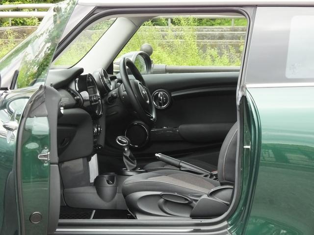 ＭＩＮＩ クーパー　ＫＥＮＷＯＯＤ製前後ドラレコ・ユニオンジャックサイドミラーカバー・ホワイトルーフ・純正１５インチアルミホイール・ロングアンテナ・メッキトランクリッド・ヘッドライトコーティング済み・ＥＴＣ（4枚目）