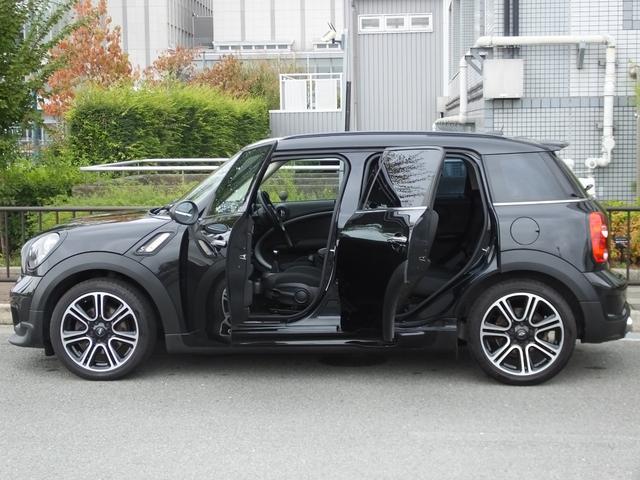 ＭＩＮＩ クーパーＳ　クロスオーバー　ＪＣＷ仕様・６ＭＴ・ＪＣＷフルエアロ・ＪＣＷ１８インチアルミホイール・メッキ部ブラックアウトカスタム・インナーブラックヘッドライト・ブルーステッチシート・可倒式アームレスト・ショートアンテナ・ＥＴＣ（3枚目）