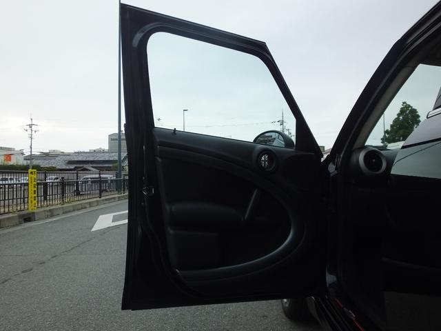 ＭＩＮＩ クーパーＳ　クロスオーバー　ＪＣＷ仕様・６ＭＴ・ＪＣＷフルエアロ・ＪＣＷ１８インチアルミホイール・メッキ部ブラックアウトカスタム・インナーブラックヘッドライト・ブルーステッチシート・可倒式アームレスト・ショートアンテナ・ＥＴＣ（5枚目）