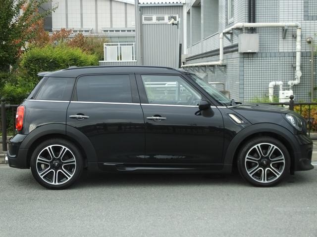 ＭＩＮＩ クーパーＳ　クロスオーバー　ＪＣＷ仕様・６ＭＴ・ＪＣＷフルエアロ・ＪＣＷ１８インチアルミホイール・メッキ部ブラックアウトカスタム・インナーブラックヘッドライト・ブルーステッチシート・可倒式アームレスト・ショートアンテナ・ＥＴＣ（10枚目）