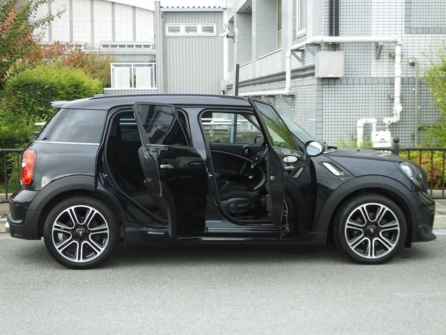 ＭＩＮＩ クーパーＳ　クロスオーバー　ＪＣＷ仕様・６ＭＴ・ＪＣＷフルエアロ・ＪＣＷ１８インチアルミホイール・メッキ部ブラックアウトカスタム・インナーブラックヘッドライト・ブルーステッチシート・可倒式アームレスト・ショートアンテナ・ＥＴＣ（11枚目）