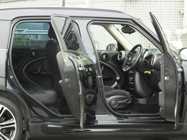 ＭＩＮＩ クーパーＳ　クロスオーバー　ＪＣＷ仕様・６ＭＴ・ＪＣＷフルエアロ・ＪＣＷ１８インチアルミホイール・メッキ部ブラックアウトカスタム・インナーブラックヘッドライト・ブルーステッチシート・可倒式アームレスト・ショートアンテナ・ＥＴＣ（12枚目）