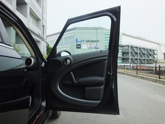 ＭＩＮＩ クーパーＳ　クロスオーバー　ＪＣＷ仕様・６ＭＴ・ＪＣＷフルエアロ・ＪＣＷ１８インチアルミホイール・メッキ部ブラックアウトカスタム・インナーブラックヘッドライト・ブルーステッチシート・可倒式アームレスト・ショートアンテナ・ＥＴＣ（13枚目）