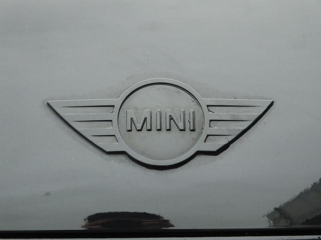 ＭＩＮＩ クーパーＳ　クロスオーバー　ＪＣＷ仕様・６ＭＴ・ＪＣＷフルエアロ・ＪＣＷ１８インチアルミホイール・メッキ部ブラックアウトカスタム・インナーブラックヘッドライト・ブルーステッチシート・可倒式アームレスト・ショートアンテナ・ＥＴＣ（25枚目）