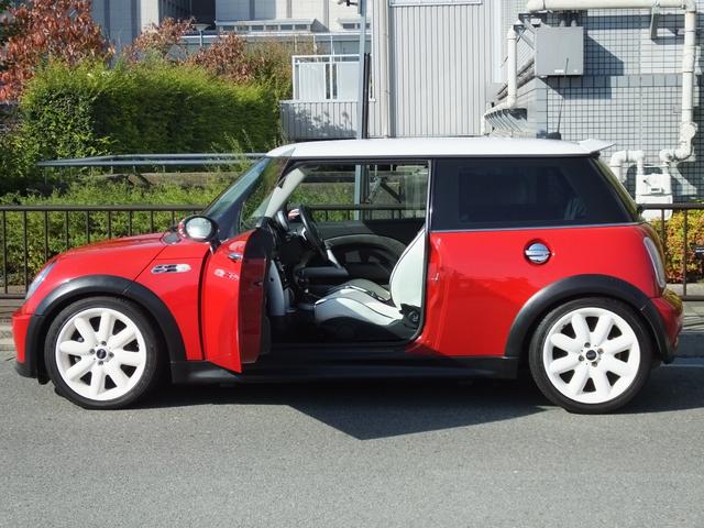 ＭＩＮＩ クーパーＳ　オートマフルオーバーホール済・弊社ユーザー様買取・ＣＡＢＡＮＡ製シートカバー・ＥＣＬＩＰＳフリップアップナビ・バックカメラ・セルスター製前後ドラレコ機能付きデジタルインナーミラー・１７ｉｎＡＷ・ＥＴＣ（3枚目）