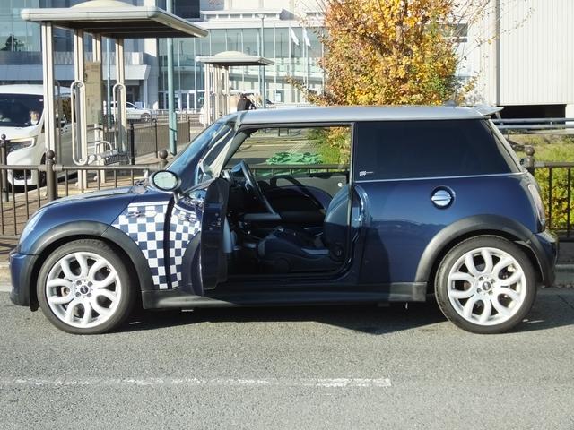 ＭＩＮＩ クーパーＳ　チェックメイト　特別限定仕様車・クロノメーターパッケージ・専用装備品・ｃａｒｒｏｚｚｅｒｉａ製Ｂｌｕｅｔｏｏｔｈ接続対応地デジナビ・バックカメラ・チェッカールームミラーカバー・１７ｉｎＡＷ・ボンネットデカール・ＥＴＣ（3枚目）