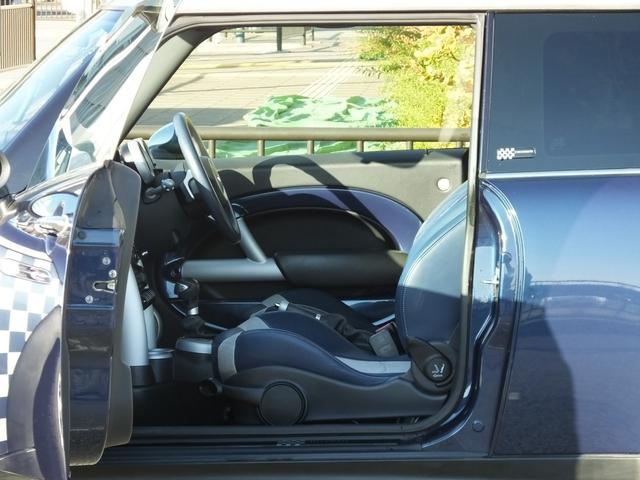 ＭＩＮＩ クーパーＳ　チェックメイト　特別限定仕様車・クロノメーターパッケージ・専用装備品・ｃａｒｒｏｚｚｅｒｉａ製Ｂｌｕｅｔｏｏｔｈ接続対応地デジナビ・バックカメラ・チェッカールームミラーカバー・１７ｉｎＡＷ・ボンネットデカール・ＥＴＣ（4枚目）