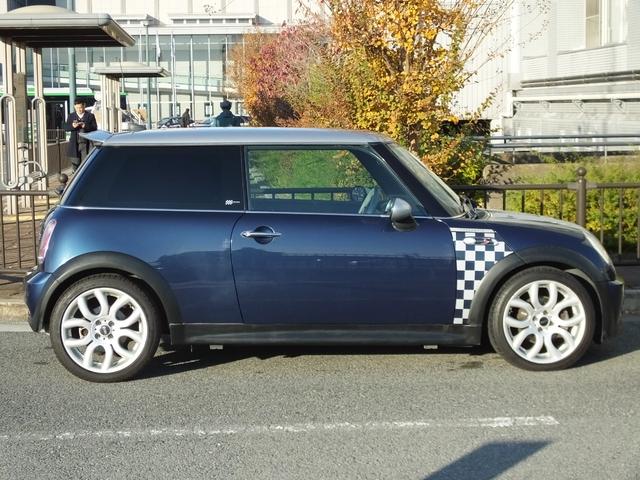 ＭＩＮＩ クーパーＳ　チェックメイト　特別限定仕様車・クロノメーターパッケージ・専用装備品・ｃａｒｒｏｚｚｅｒｉａ製Ｂｌｕｅｔｏｏｔｈ接続対応地デジナビ・バックカメラ・チェッカールームミラーカバー・１７ｉｎＡＷ・ボンネットデカール・ＥＴＣ（8枚目）
