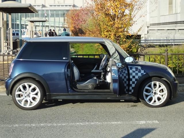 ＭＩＮＩ クーパーＳ　チェックメイト　特別限定仕様車・クロノメーターパッケージ・専用装備品・ｃａｒｒｏｚｚｅｒｉａ製Ｂｌｕｅｔｏｏｔｈ接続対応地デジナビ・バックカメラ・チェッカールームミラーカバー・１７ｉｎＡＷ・ボンネットデカール・ＥＴＣ（9枚目）