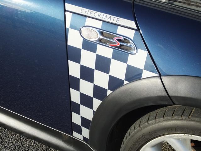 ＭＩＮＩ クーパーＳ　チェックメイト　特別限定仕様車・クロノメーターパッケージ・専用装備品・ｃａｒｒｏｚｚｅｒｉａ製Ｂｌｕｅｔｏｏｔｈ接続対応地デジナビ・バックカメラ・チェッカールームミラーカバー・１７ｉｎＡＷ・ボンネットデカール・ＥＴＣ（28枚目）