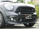 クーパーＳ　クロスオーバー　ＪＣＷ仕様・６ＭＴ・ＪＣＷフルエアロ・ＪＣＷ１８インチアルミホイール・メッキ部ブラックアウトカスタム・インナーブラックヘッドライト・ブルーステッチシート・可倒式アームレスト・ショートアンテナ・ＥＴＣ（24枚目）