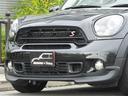 クーパーＳ　クロスオーバー　ＪＣＷ仕様・６ＭＴ・ＪＣＷフルエアロ・ＪＣＷ１８インチアルミホイール・メッキ部ブラックアウトカスタム・インナーブラックヘッドライト・ブルーステッチシート・可倒式アームレスト・ショートアンテナ・ＥＴＣ（32枚目）
