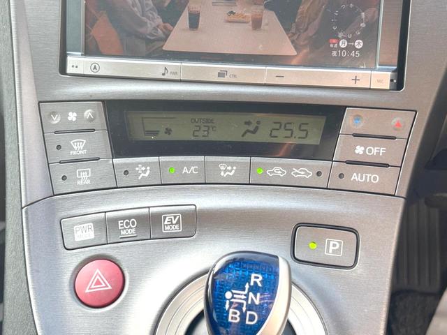 プリウス Ｇ　バックカメラ　禁煙車　ハーフレザーシート　パワーシート　ドラレコ　スマートキー　ＨＩＤヘッド　ビルトインＥＴＣ　クルコン　オートライト　オートエアコン　純正１５インチアルミ　Ｂｌｕｅｔｏｏｔｈ　ＣＤ（6枚目）