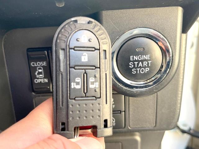 【スマートキー】カバンやポケットに入れたままでもドアの施錠・解錠が可能なスマートキーを装備。エンジンのオン・オフ時もカギを取り出す必要が無いからとっても便利です♪