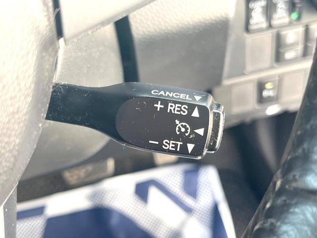 【クルーズコントロール】高速道路もラクラク走行。アクセルを離しても一定速度で走行ができ、長距離運転時の負担を軽減！加速・減速も簡単なスイッチ操作で調整できます。