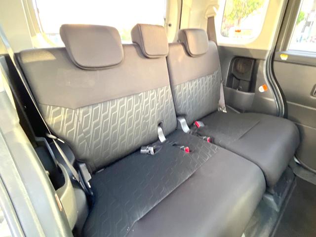後部座席も気になるようなキズ・汚れやへたり等、大きなダメージはなく、良好な状態です。
