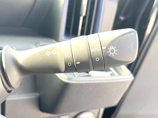 【オートライト】周りの明るさに応じて自動でヘッドライトの点灯・消灯ができる機能です！ライトの付け忘れ・消し忘れなどが無くなり、雨の日や夕方の走行も安心！トンネル通過時も便利ですね♪