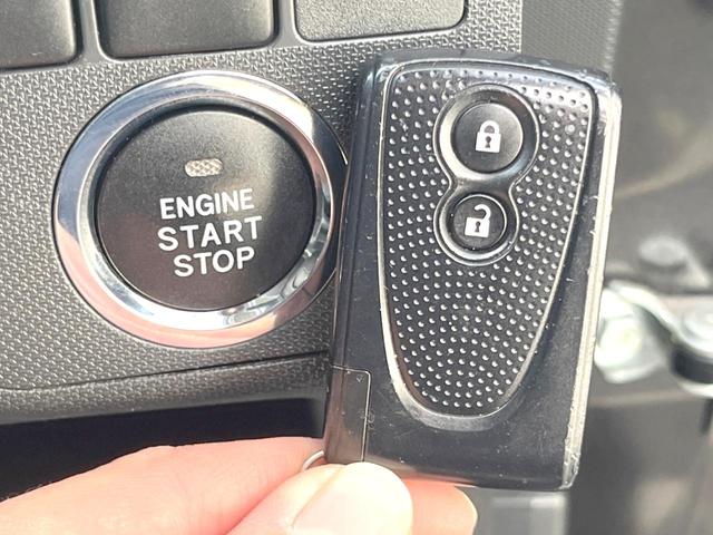 【スマートキー】カバンやポケットに入れたままでもドアの施錠・解錠が可能なスマートキーを装備。エンジンのオン・オフ時もカギを取り出す必要が無いからとっても便利です♪