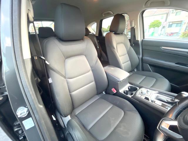 運転席シート廻りは使用感も少なく、良好な状態となっています。前オーナー様が丁寧に使っていたことがよくわかりますね。