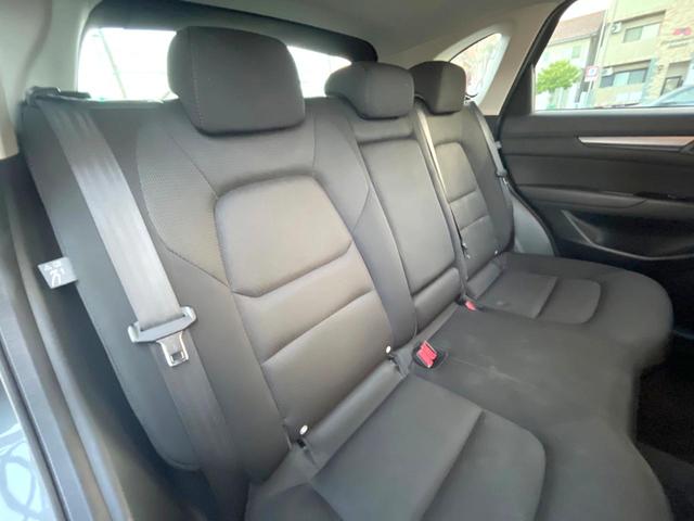 後部座席も気になるようなキズ・汚れやへたり等、大きなダメージはなく、良好な状態です。