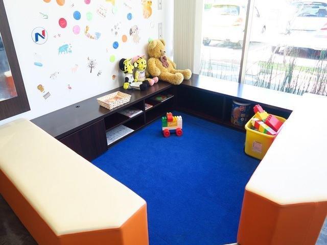 大きなキッズスペースも完備！小さなお子様連れでも、ゆっくりとお車探しをお楽しみいただけます。