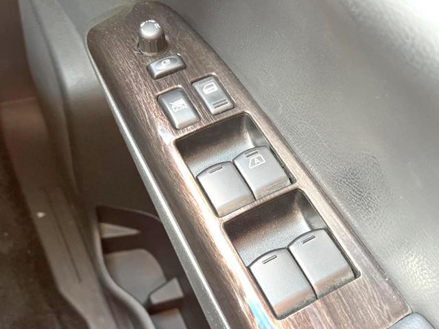 エルグランド ２５０ハイウェイスター　純正ナビ　アラウンドビューモニター　後席フリップダウンモニター　両側パワースライドドア　７人乗り　ＨＩＤヘッドライト　純正１８インチアルミホイール　スマートキー　ＥＴＣ（39枚目）