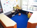 大きなキッズスペースも完備!小さなお子様連れでも、ゆっくりとお車探しをお楽しみいただけます。