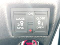 【両側パワースライドドア】スマートキーや運転席のスイッチで後席両側スライドドアの開閉が可能♪電動だから力を入れてドアを開ける必要が無く、小さなお子様でも簡単に開け閉めでき快適です♪ 5