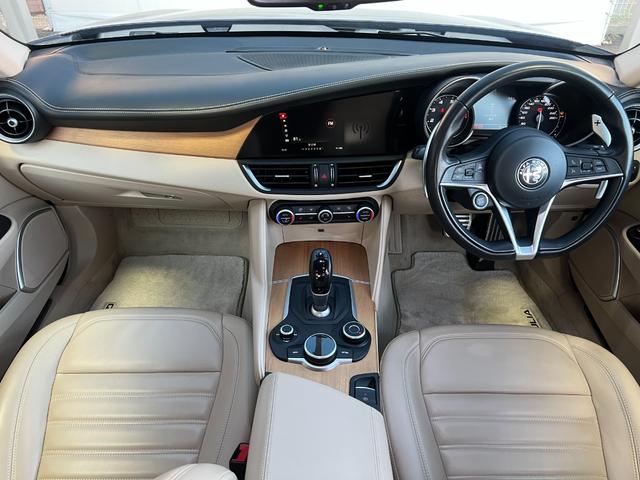 ジュリア 2.0ターボ スーパー 18インチAW harman/kardon ステアリングヒーター ブラインドスポットモニター バックカメラ ETC ベージュレザーシート 黒革ステアリング シートヒーター(3枚目)