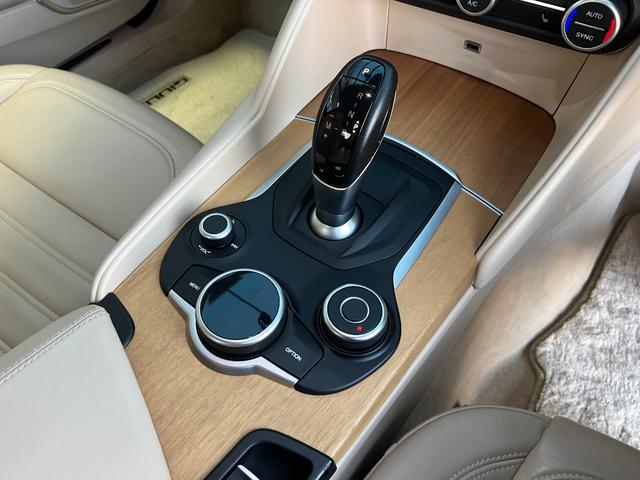 ジュリア 2.0ターボ スーパー 18インチAW harman/kardon ステアリングヒーター ブラインドスポットモニター バックカメラ ETC ベージュレザーシート 黒革ステアリング シートヒーター(27枚目)