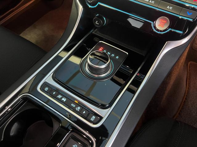 XE XE ピュア 走行1.6万km ワンオーナー 禁煙 MERIDIANサウンド 純正ナビ 純正17インチAW キセノンヘッドライト ETC バックカメラ ドライブレコーダー ヒートシーター(25枚目)