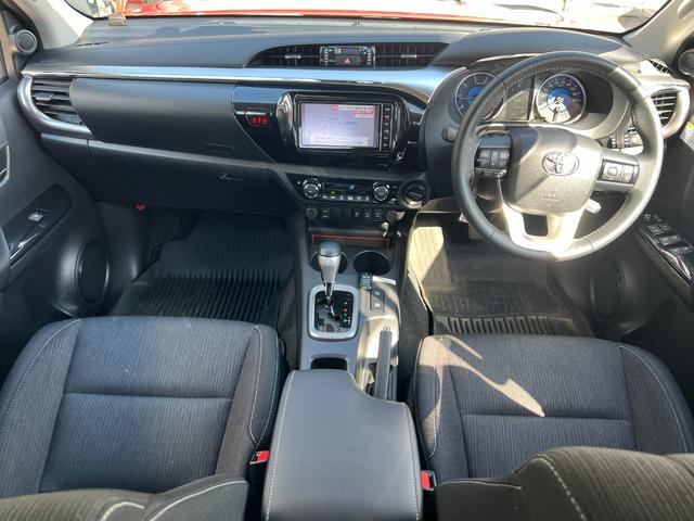 ハイラックス Ｚ　ＴＲＤ製スポーツバー　Ｆアンダーカバー　ＩＰＦランプ　社外Ｆバンパーガード　純正１７インチアルミホイール　純正ナビ　フルセグＴＶ　ファブリックシート　プリクラッシュセーフティ（4枚目）