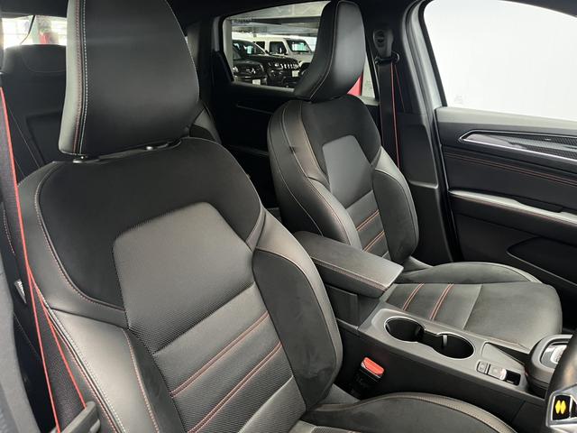 アルカナ ルノー　スポール　ラインＥ－テックハイブリッド　ＡｐｐｌｅＣａｒｐｌａｙ　Ｂｌｕｅｔｏｏｔｈ　ＬＥＤヘッドライト　アダプティブクルーズコントロール　３６０°カメラ　シートヒーター　純正アルミホイール　認定中古車保証付（7枚目）