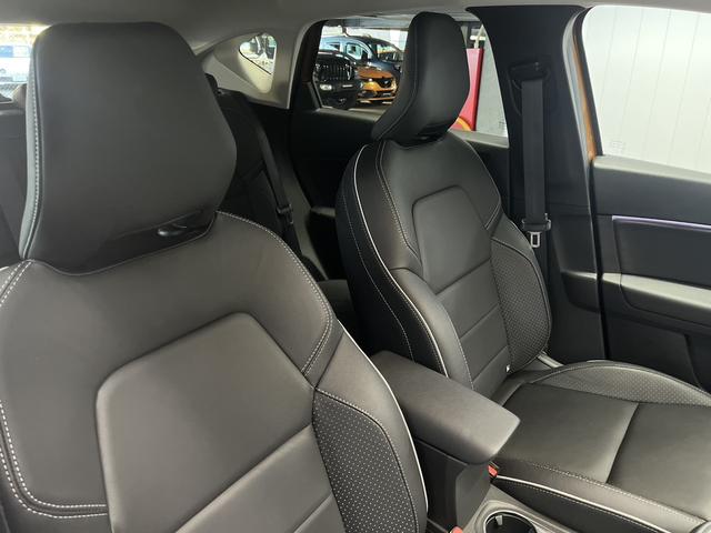 キャプチャー インテンス　テックパック　ワンオーナー　レザーシート　シートヒーター　ＡｐｐｌｅＣａｒｐｌａｙ　Ｂｌｕｅｔｏｏｔｈ　ＬＥＤヘッドライト　アダプティブクルーズコントロール　３６０°カメラ　認定中古車保証付（7枚目）