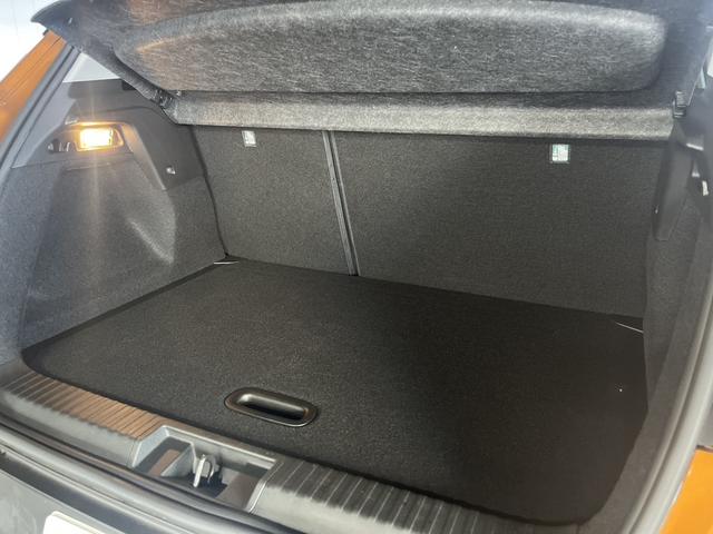 キャプチャー インテンス　テックパック　ワンオーナー　レザーシート　シートヒーター　ＡｐｐｌｅＣａｒｐｌａｙ　Ｂｌｕｅｔｏｏｔｈ　ＬＥＤヘッドライト　アダプティブクルーズコントロール　３６０°カメラ　認定中古車保証付（9枚目）