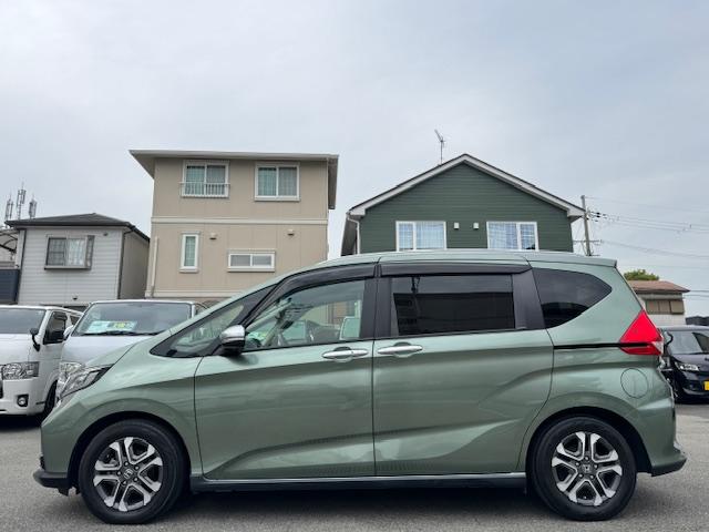 フリード+ クロスター・ホンダセンシング 1オーナー車 禁煙車 LEDヘッドライトLEDフォグ ウィンカーミラー ルーフレール 車中泊仕様シートアレンジ ディスプレイオーディオ バックカメラ ハーフレザーシート 両側電動パワースライドド(8枚目)