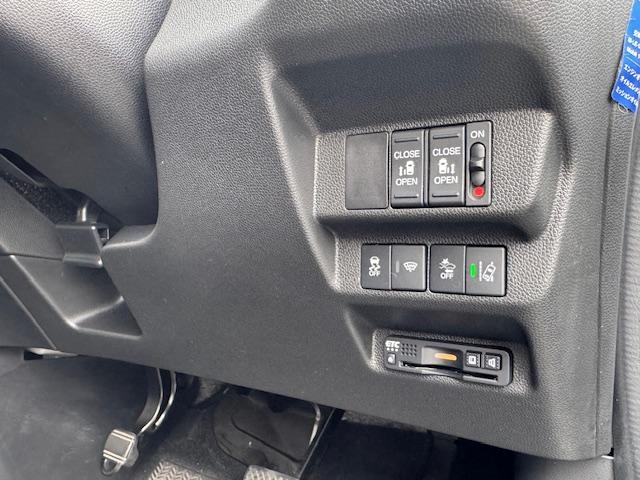 フリード+ クロスター・ホンダセンシング 1オーナー車 禁煙車 LEDヘッドライトLEDフォグ ウィンカーミラー ルーフレール 車中泊仕様シートアレンジ ディスプレイオーディオ バックカメラ ハーフレザーシート 両側電動パワースライドド(22枚目)