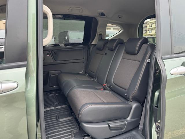 フリード+ クロスター・ホンダセンシング 1オーナー車 禁煙車 LEDヘッドライトLEDフォグ ウィンカーミラー ルーフレール 車中泊仕様シートアレンジ ディスプレイオーディオ バックカメラ ハーフレザーシート 両側電動パワースライドド(27枚目)