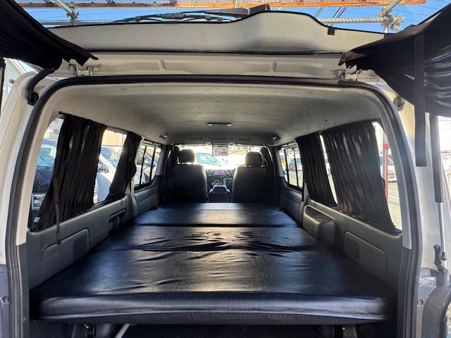 ハイエースバン ロングスーパーGL HIDライト LEDフォグ 社外テール ローダウン15インチAW ALPINEナビ地デジフルセグTV ALPINE天井モニター バックカメラETC ベッドキット シートカバー 黒木目オーディオパネル(33枚目)