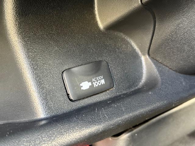 ハイエースバン スーパーGL ダークプライム 特別仕様車 3000ccディーゼルターボ 希少廃盤カラー1G3グレーメタリック 98,267キロ時タイミングベルト交換済みステッカー有り LEDヘッドライト LEDイエローフォグ ハーフレザーシート(26枚目)