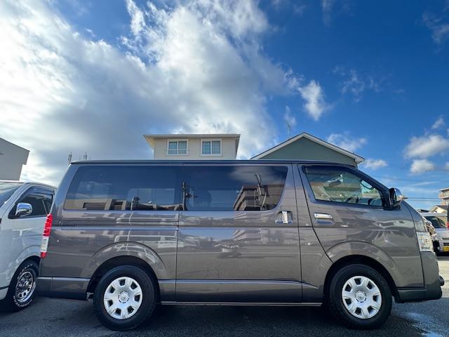 ハイエースバン スーパーGL ダークプライム 特別仕様車 3000ccディーゼルターボ 希少廃盤カラー1G3グレーメタリック 98,267キロ時タイミングベルト交換済みステッカー有り LEDヘッドライト LEDイエローフォグ ハーフレザーシート(44枚目)