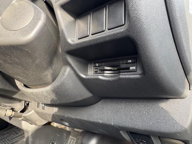 ハイエースバン スーパーGL ダークプライム 特別仕様車 3000ccディーゼルターボ 希少廃盤カラー1G3グレーメタリック 98,267キロ時タイミングベルト交換済みステッカー有り LEDヘッドライト LEDイエローフォグ ハーフレザーシート(63枚目)